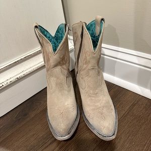 Corral Women's Embroidered Western Fashion Booties - Pointed Toe